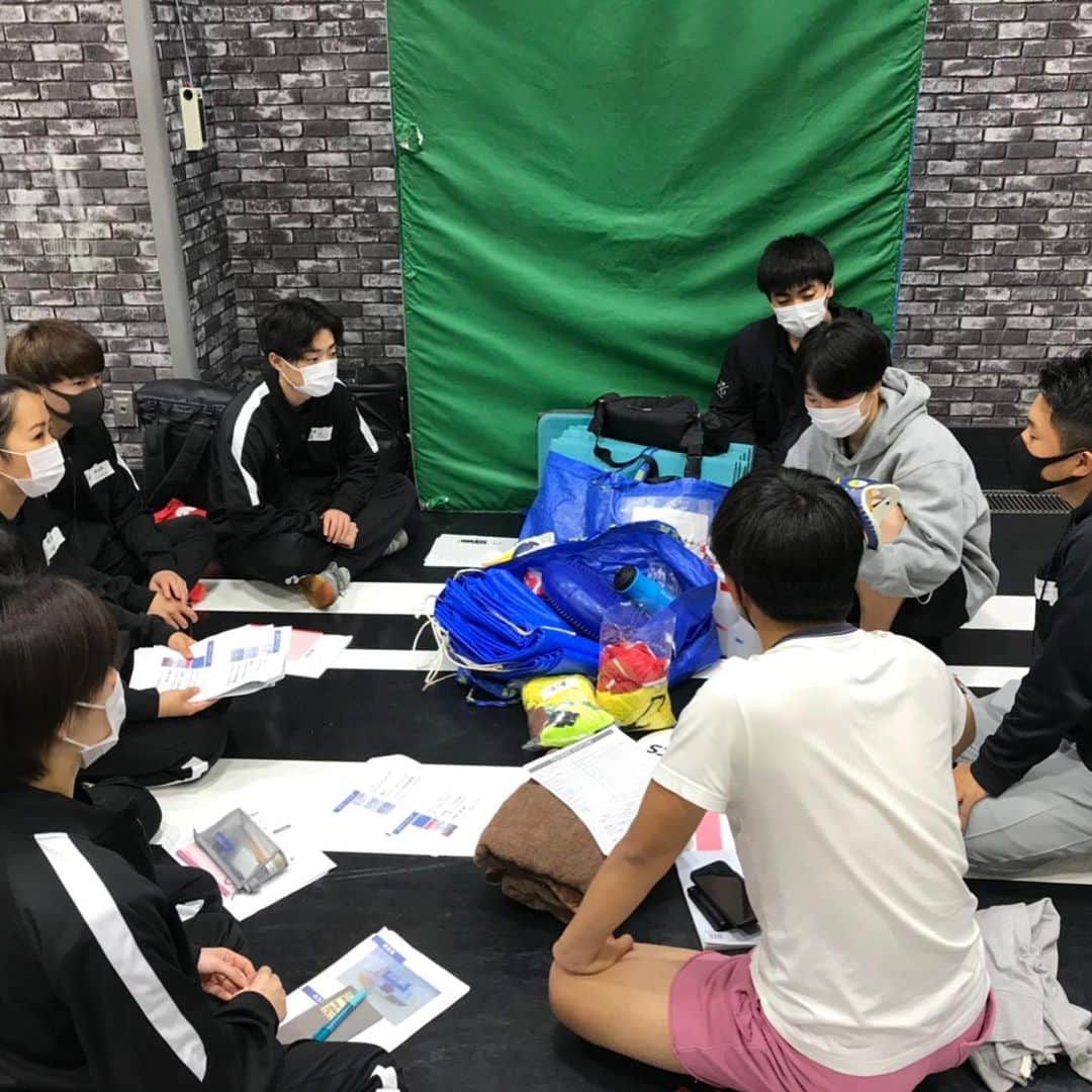 東京スポーツ・レクリエーション専門学校さんのインスタグラム写真 - (東京スポーツ・レクリエーション専門学校Instagram)「. ／ 1年生、合流！@トレーナーステーションゼミ📍 ＼ トレーナーステーションゼミにも、新1年生が合流しました！ 午前の授業ではゼミの内容と外部でのトレーナーステーションブース活動について、講師から概要や心構えについてレクチャーをしてもらいました📝  午後は、実際に取り扱うテーピングの種類や道具の注意点などを2年生から1年生に向けてレクチャー☝️ 実際のブースも設営しデモンストレーションを行いました👀‼️  ハジメマシテの1・2年生同士👣 お互いに名前や出身地、経験スポーツなどが分るように名札を付け📛、コミュニケーションを図りながら🕺🏼✨  1年生のみんな、実際に自分がトレーナーブースに立つ日をイメージしながら、素直に・謙虚に・誠実に、何事も積極的に学んでいこう✊😃  #TSRトレーナー #TSRトレステ #スポーツトレーナー #アスレティックトレーナー #AT #素直に謙虚に誠実に #プロから学ぶ」5月20日 18時45分 - jikeitsr