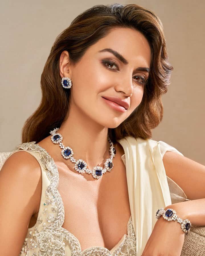 Diipa Büller-Khoslaのインスタグラム：「First time I’m playing with makeup in like 3 months! ❤️ For #LakmeXBornOnInstagram I created a very special make-up look, fusing Indian and western make-up trends to a timeless and elegant look 🥰 Thank you to everyone that was part of the zoom session, If you want to join the challenge, you can recreate the look and post it. I will repost 5 lucky winners of the challenge on my story 💋 @lakmeindia  Face: Absolute Undercover Gel Primer 9 to 5 Perfect Cover Foundation  Eyes: Infinity Eyeshadow palette in Midnight Magic Eyeconic Eyeliner Eyeconic Mascara  Lips: Matte Revolution in Coral Pink」