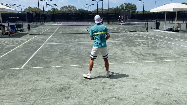 錦織圭のインスタグラム：「Good practice with @tobykodat today. And a fun little trick shot in the end🤦‍♂️」