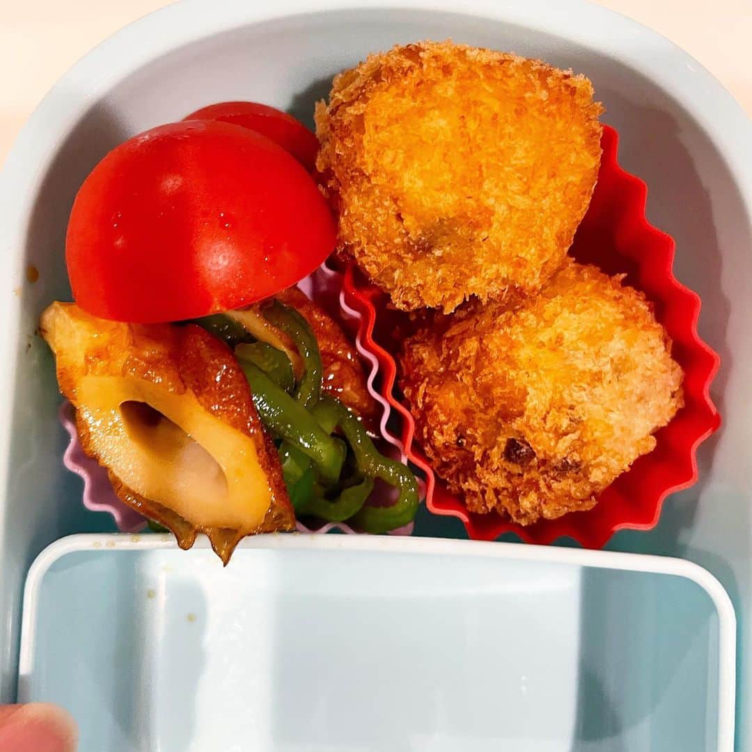 ギャル曽根のインスタグラム：「娘の今日のお弁当。 娘のお弁当は小さくて何も入りません。🥲 昨日の夜ご飯のコロッケを作る時にお弁当用に小さく作っておいて、それをin。 もうピーマンのきんぴらと娘リクエストのミニトマトしか入らない🥺 #迎えに行くと必ずお腹空いた。 #といいます。 #30分以内に食べられるお弁当。 #🍱 #これにご飯は必ず入れます。」