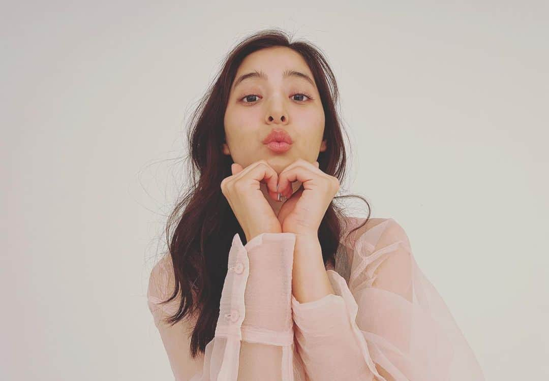 新木優子さんのインスタグラム写真 - (新木優子Instagram)「本日　@nonno_magazine 50周年記念号が発売です❤️  50周年も続く歴史ある雑誌のモデルとして雑誌に出させていただけることすごく嬉しいですし、いつも大きな安心感でつつんでくれる"nonno"という場所があることに感謝の気持ちでいっぱいです☺️  nonnoモデル大集合の見開きは必見です♡」5月20日 21時14分 - yuuuuukko_