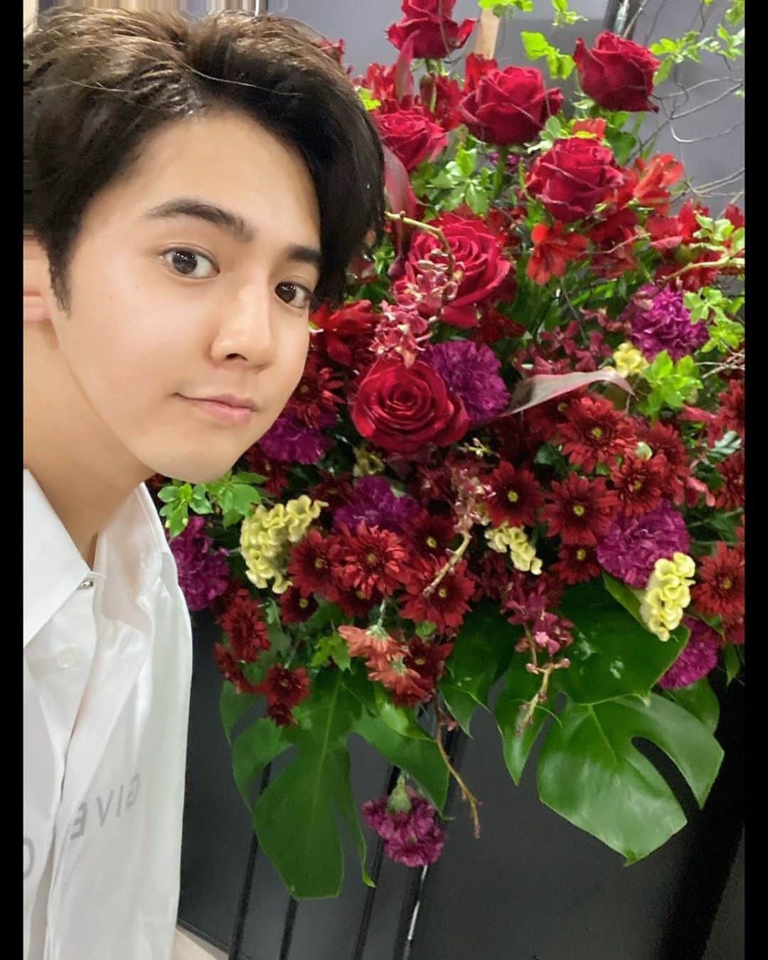片寄涼太のインスタグラム：「The day of “520” 🌹✨  Please say “I love you” to everybody that you love. 😘✨  #520 #我爱你 💕  #皆さんへアイラブユーを送ります」