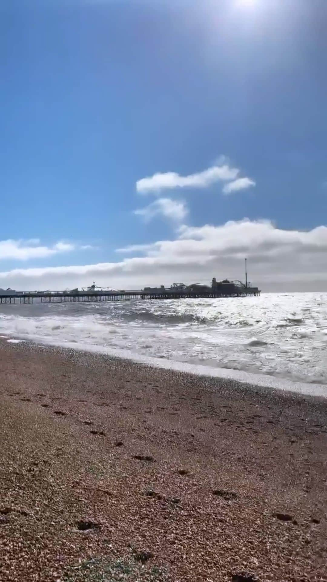 大谷由佳のインスタグラム：「🇬🇧England🇬🇧 🌈London & Brighton🏳️‍🌈 留学してた時からまた絶対行くって決めてたBrighton🌟 結局まだセブンシスターズ行けてないからリベンジ必須(笑) そして私の推しはロンドンの自然史博物館🤣🤣けどやっぱNo.1は断トツでシカゴの科学産業博物館です♡  そのまま次の目的地🇵🇹Portugal🇵🇹に続く！  #england #unitedkingdom #london #bigben #londoneye #brighton #brightonbeach #sevensisters #brightonpier #thisisbrighton #chicago #portugal #porto #lisbon #ana #allnipponairways #tapportugal #✈️  #イギリス #ロンドン #ブライトン #セブンシスターズ #ビッグベン #ロンドンアイ」