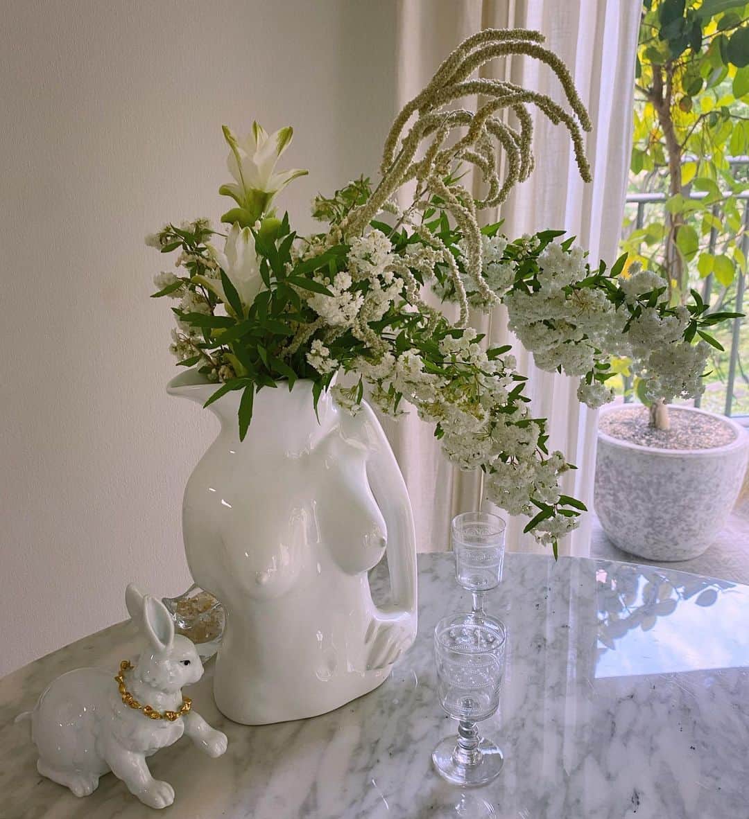 辻直子さんのインスタグラム写真 - (辻直子Instagram)「#whiteflowers#iwish✨⚪️ #お花をいけるときは#やっぱり気持ちよくなります#いい日になりますように👌🏻」5月20日 21時26分 - naoko.ts