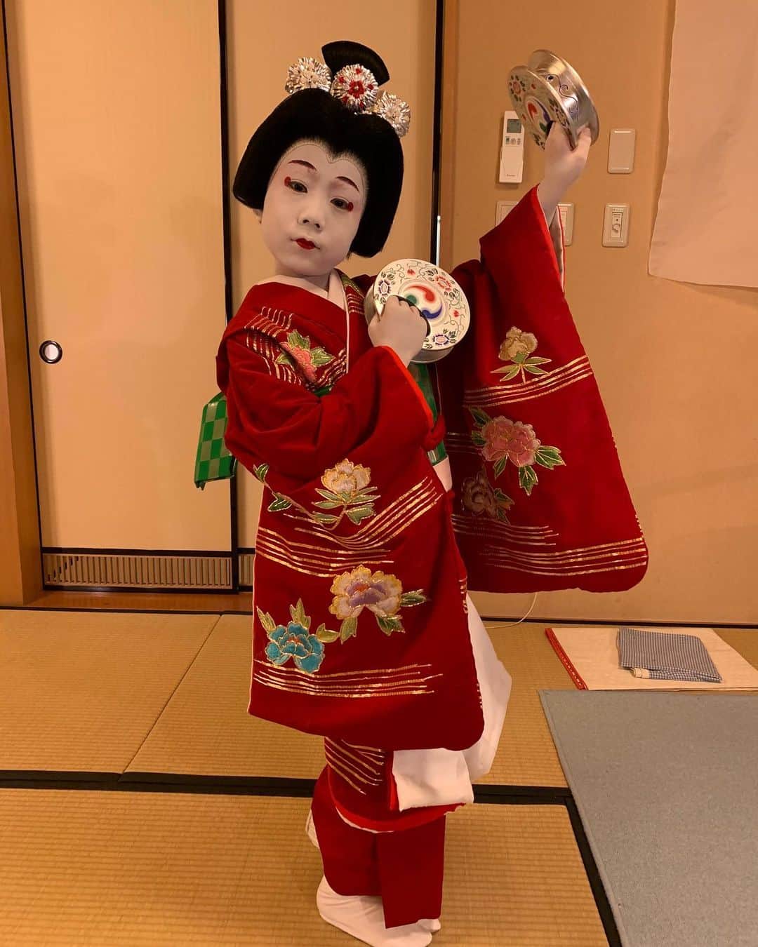 尾上菊之助さんのインスタグラム写真 - (尾上菊之助Instagram)「「五月大歌舞伎」も折り返しとなりました。﻿ 胡蝶役の倅も、亀三郎君も小学校に通いながらよく頑張ってくれています。﻿ 千穐楽まで元気につとめられますように。﻿ ﻿ #歌舞伎　#鏡獅子　#尾上丑之助」5月20日 21時20分 - onoekikunosuke