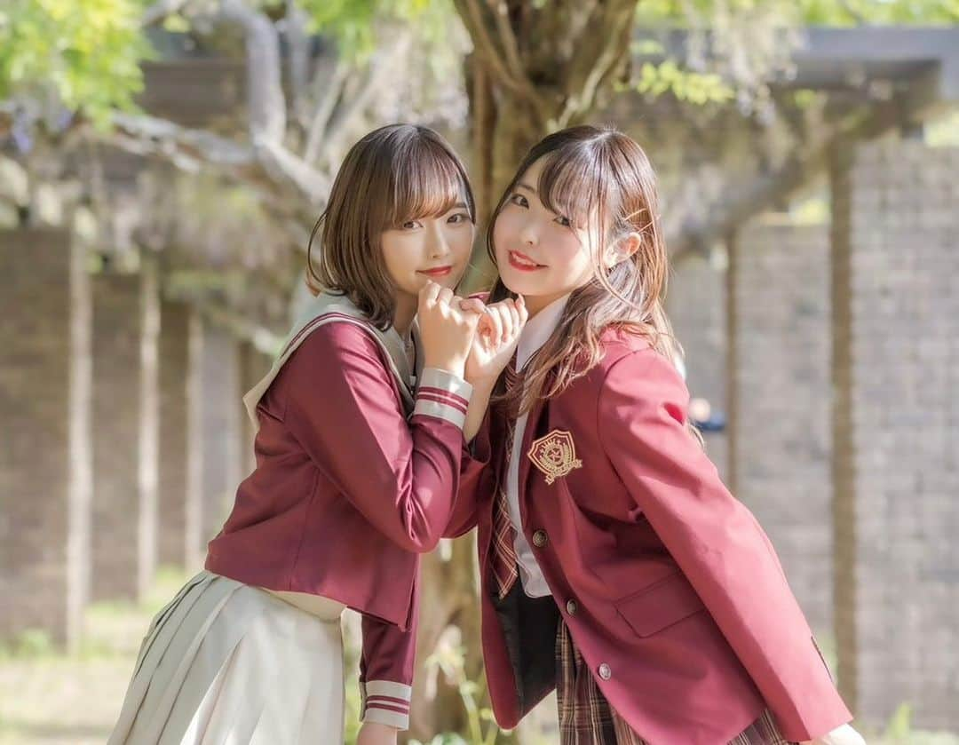 香月杏珠さんのインスタグラム写真 - (香月杏珠Instagram)「👭🎥❤️🏫  ・  【くつしたちゃん×香月杏珠】シスラブ【踊ってみた】  🔗https://www.nicovideo.jp/watch/sm38762155?camp202103tw=yY8okO1pkO_1621508964907  くつし杏珠、3年ぶりの2人のコラボ動画です⋆⸜ ⚘ ⸝⋆  だいすきなくっちゃんとの2人のコラボは2018/12/27に投稿したcallmecallmeぶりで…………🤭🤭  ライブではたくさん一緒に踊って色んな曲踊ってるんだけど、 動画投稿は本当にお久しぶりで撮影もめっちゃ楽しかった- ̗̀ ♡ ̖́-  シスラブ初披露は、ライブでのお披露目だったんだけどライブで踊る前から動画撮ろうとなって衣装も2人で探して決めて、撮影場所とか動画投稿は くっちゃんが沢山準備してくれて☺️✨  本家様はだいすきなわたちゃんとまありちゃんで振り入れからずっと楽しかったです✿.*･  本家様や他のみんなのシスラブは可愛い衣装でそういう風に自分たちもするか悩んでたんだけど、 くっちゃんが姉妹の曲だから、 違う種類の制服きて踊るのとかどう？！って提案してくれて天才！！ってなって、 お姉ちゃんのくっちゃんはブレザー♡ 妹の私はセーラーで衣装分けして、 色味は統一して姉妹感出してみたの👭！！  撮影してる時も、私のセーラーのリボンがズレたらそっと直してくれたり、 こここうだよー！って教えてくれて リアルお姉ちゃんみがくっちゃんから 溢れてて好きが溢れてました  やっぱりくっちゃんは顔がいいし、 可愛いし踊っている時の表情が素敵すぎるし動画確認してたり、隣で踊らせてもらってて沢山感じるものも学ぶものもあってやっぱりだいすきな人やぁってなりました◎  ずっと好きやし尊敬してて憧れてるくっちゃんとまた動画撮れて踊れて 心満たされております🌷🌷  まだまだ一緒に撮りたい動画沢山あるからくっちゃんの隣が似合うオンナになるべくがんばるぞ！！！  みんなサイコウな動画だから沢山みてね✨✨  ニコニコ・YouTubeにて投稿しています🔍.ᐟ.ᐟ  アップカットも多くててぇてぇよ🥳🥳  よろしくお願いします.ᐟ.ᐟ   #踊ってみた  #踊ってみた動画   #すごい小学生女子達に見守られながら動画撮ってきたの #笑  #めっちゃ観てた  #鋼のメンタルで撮影したけどね #ははは」5月20日 21時24分 - anjyu_neko