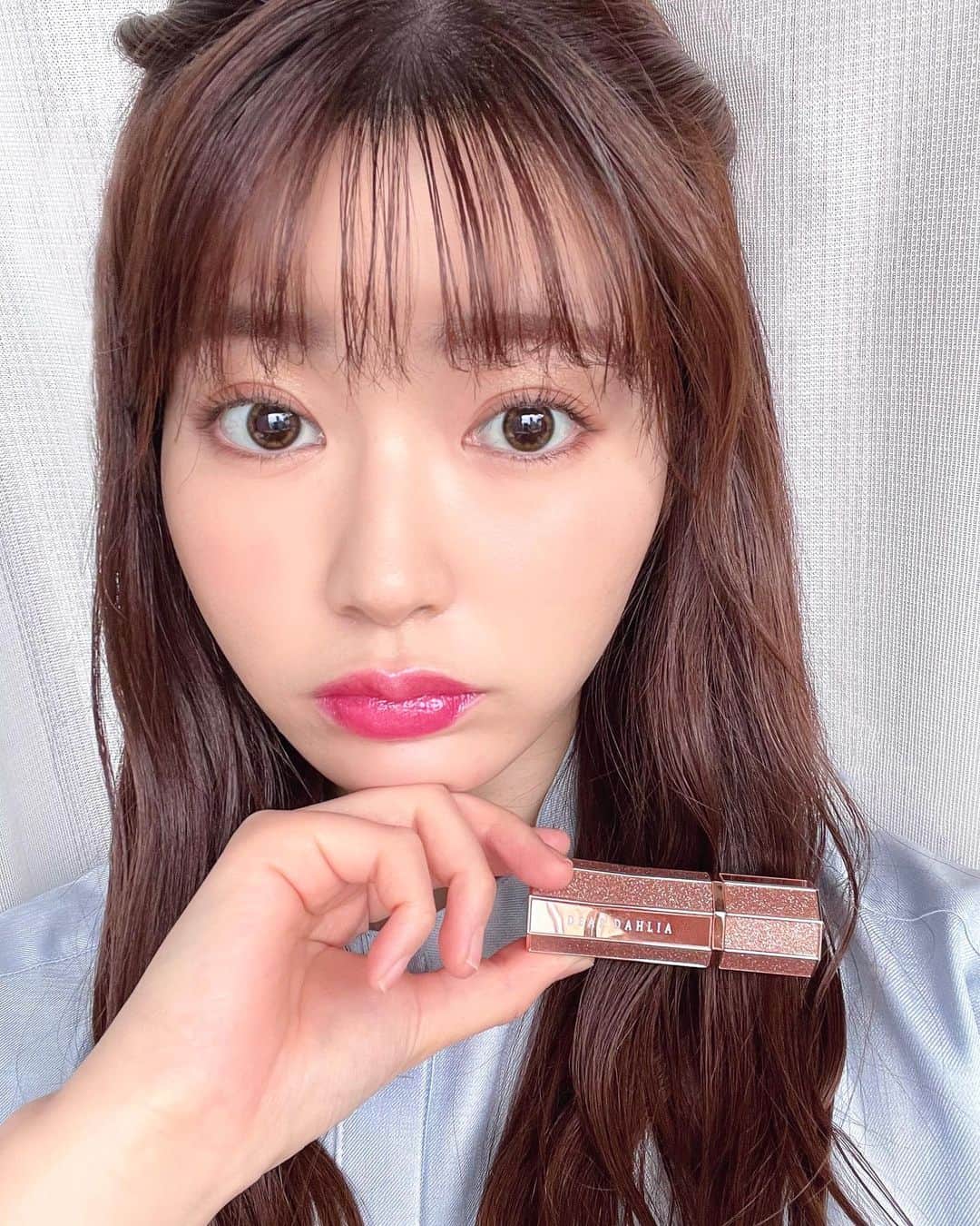 一城あやののインスタグラム：「Kirakira Lips from my recent favorite Vegan Makeup Brand @deardahlia_beauty 💄💖 動物実験を行っていない・動物性成分不使用の韓国のヴィーガンコスメブランド「ディアダリア」のラメ入りリップ💄💖 スーッとして気持ちいいししっかりラメ入る！ 地球にもお肌にも優しいヴィーガンコスメにハマり中🌍ぷっくら〜 . ワンピース... @noble.jp  . . . . . . . . . . . . . . . . . . . . . . . . . . . . . #deardahlia #ディアダリア #vegancosmetics #vegan #veganlife #veganmakeup  #crueltyfree crueltyfreebeauty  #crueltyfreecosmetics  #kawaii #kawaiifashion #kawaiigirl  #japanesegirl #kawaiiart  #ヴィーガン #ヴィーガンコスメ  #韓国コスメ #韓国コスメレビュー  #トレンドメイク  #韓国好きな人と繋がりたい  #おすすめコスメ #おすすめリップ #noble #voguegirl #nekogirlkawaii  #大学生 #女子大生 #猫顔 #にゃんこ #美容好きな人と繋がりたい  #コスメ好きな人と繋がりたい」