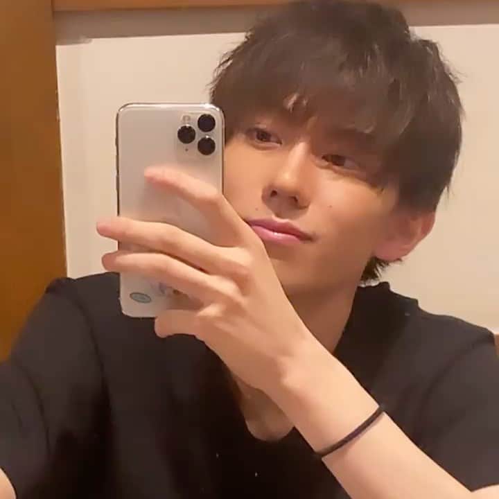 樋口晃平のインスタグラム：「皆様の反応が良かったので投稿します。笑笑 今日もお仕事お疲れ様でした☺️ . . . . #instagood #instalike #instapic #meme #mensmodel #樋口晃平」