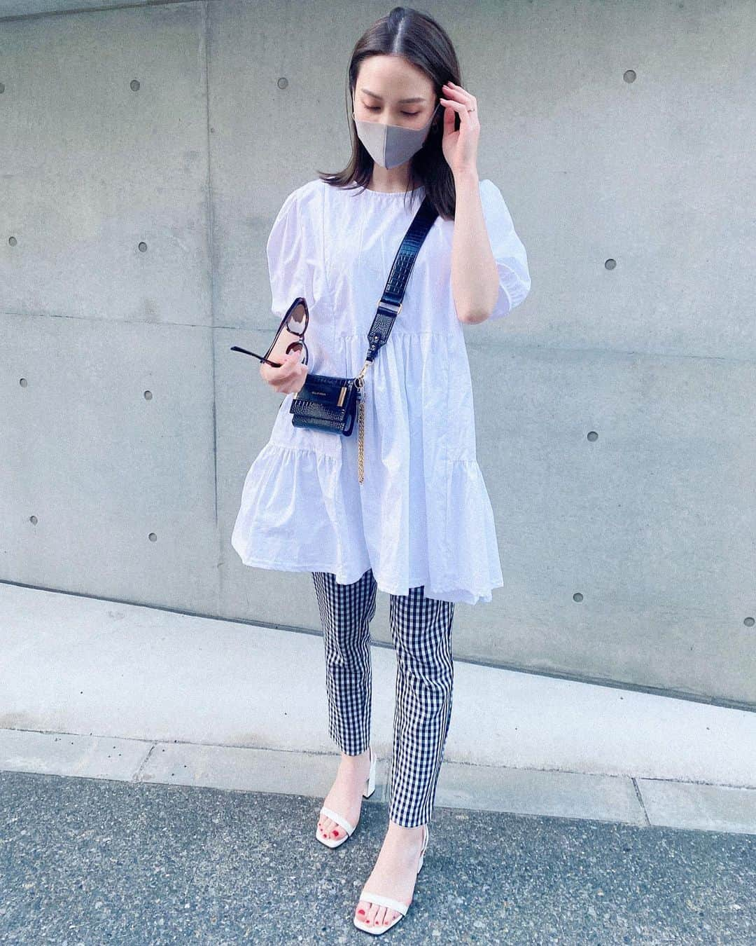 金澤絵美利さんのインスタグラム写真 - (金澤絵美利Instagram)「いつかの私服🥸🖤🖤 . 柄にも合わない ギンガムチェック着ちゃってみたり💭笑 . ブラウスとしても ワンピとしても着れる このブラウスは @esutoreja の🌿 サンダルは @sappun_japan 🤍 . ' #ootd #outfit #fashion #fashionstyle #springfashion  #summerfashion #ginghamcheck  #sappun_supporters #esutoreja  #私服 #コーデ #コーディネート #ギンガムチェック #モノトーンコーデ  #シンプルコーデ #ママコーデ」5月20日 21時37分 - emiristyle