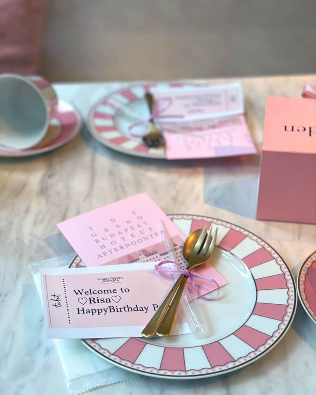 おりささんのインスタグラム写真 - (おりさInstagram)「🎂 そらちゃんとるみさんが お誕生日のお祝いを サプライズでしてくれた🥺💓 幸せ💓💓💓 表参道の #gingergarden  初めて行ったんだけど 全てが可愛すぎた🥺💓 @gingergardenaoyama  ・ ・ ・ ・ ・ #tokyo#japan#aoyama#cafe#pink#birthday#party#sweets#omotesandocafe#omotesando#東京カフェ#青山カフェ#青山ランチ#表参道カフェ#表参道ランチ#表参道グルメ#東京グルメ#サプライズ#お誕生日#お誕生日飾り付け#スイーツ女子#スイーツ#アフタヌーンティー#オシャレカフェ#ピンク#インスタ映えスイーツ」5月20日 21時37分 - orisa_0510