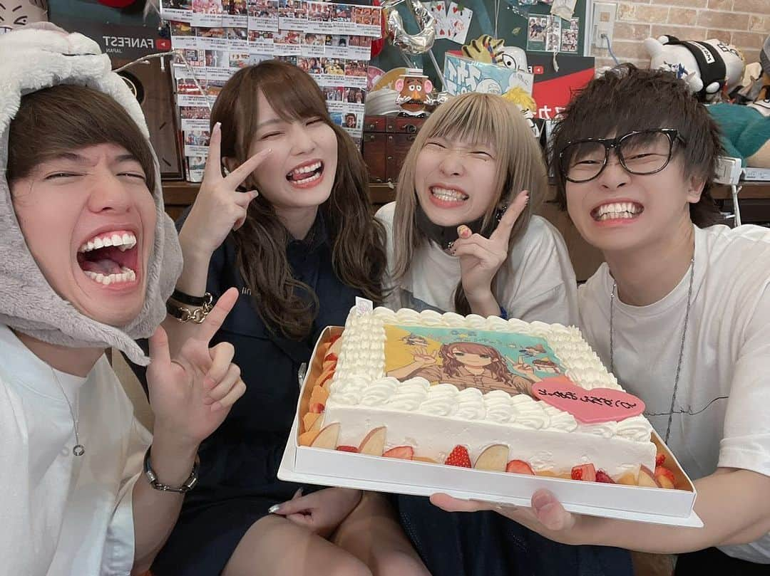 まあたそさんのインスタグラム写真 - (まあたそInstagram)「大好きなかすちゃん 誕生日おめでとう🎉🎊 去年は爆弾じゃったけど 今年はちゃんと会って祝えれてよかったちゃん💞💞 今年も1年よろちくﾈﾝ‼️  #塩顔限定イケメンホスト #名前はSaltで #運営！woo！YEAH!!」5月20日 21時49分 - 5m91r