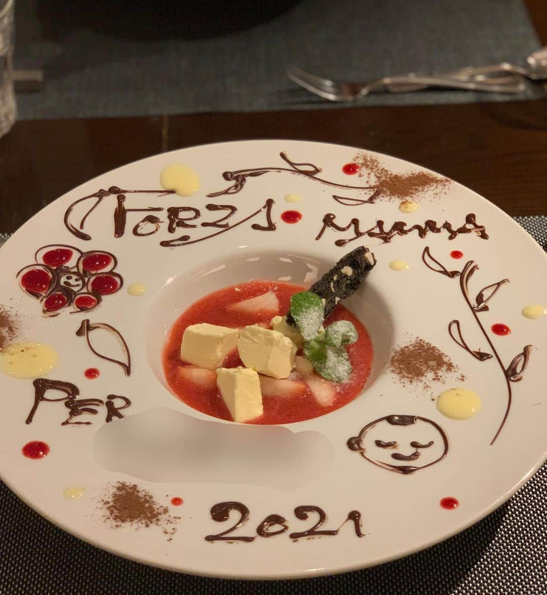 葉加瀬マイさんのインスタグラム写真 - (葉加瀬マイInstagram)「家族で食事へ☺️🍽💓 産後なかなか外出できなかったので、夜の外食は久しぶりでした🥺✨イタリア語で《がんばれママ》てかいてあるプレートをお店の方が用意してくれました🥰嬉しい❤️妹も息子とよく遊んでくれて助かります🥺 産後は自分の時間がなかなかとれないですが、時間がある時はNetflixや漫画で気分転換してます😊Netflixでは韓国ドラマ【MINE】がドロドロしてて面白いです🥺あと東京卍リベンジャーズは最近見た漫画で一番面白かったです‼️キングダムはアニメに合わせてまた読み直ししてます😻 #男の子ママ #生後2ヶ月男の子 #令和3年ベビー #赤ちゃんのいる生活 #赤ちゃんのいる暮らし #子育て #ママスタグラム #자매스타그램」5月20日 22時04分 - m.hakase