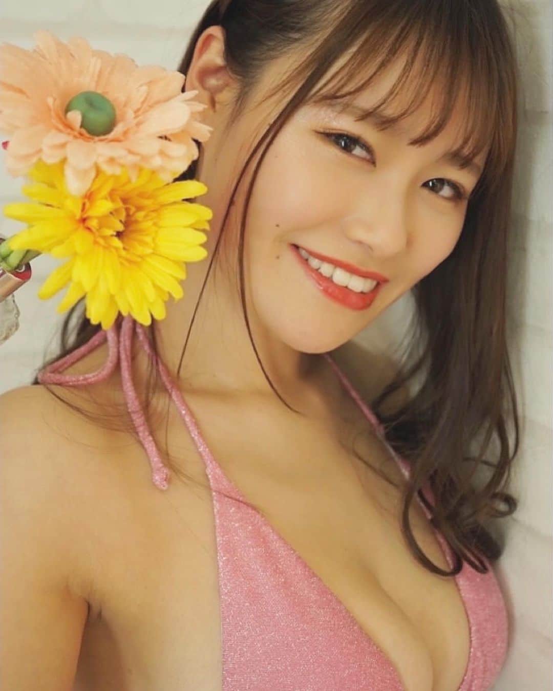 東坂みゆのインスタグラム：「5/19🌹My Happy BirthDay みゆパイ25歳になりました✨✨✨ . 昨日はTwitterで沢山の方に お祝いの言葉を頂き 気づけば100件以上😳😳 本当に幸せです。 . 24歳はびっくりするほどあっという間で このご時世の中、充実した日々を送れたことに感謝しています🧚‍♀️ . 24歳最後に雑誌の表紙を飾ることもでき、一つ目標が達成しました✊ 25歳は単独表紙めざして、、、☀️ . 来年は皆と握手したり、沢山話せる誕生日になるといいなぁ。 . 6/12にフラミングの法則のMiyuとして生誕祭ライブ 6月の土日どこかでは、みゆパイとして誕生日イベント行います❤️ ぜひ会いにきてください‼️ . これからもこんな私ですが どうか応援宜しくお願い致します🌸 . 25歳も頑張ります🚀」