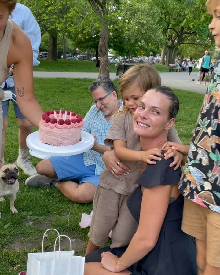 フランシスコ･ラチョースキーのインスタグラム：「Happy birthday to my Queen 👑 another amazing year with you my love @jessiann_gravel 😍🥰 many more blessed years to come!! Love you forever」