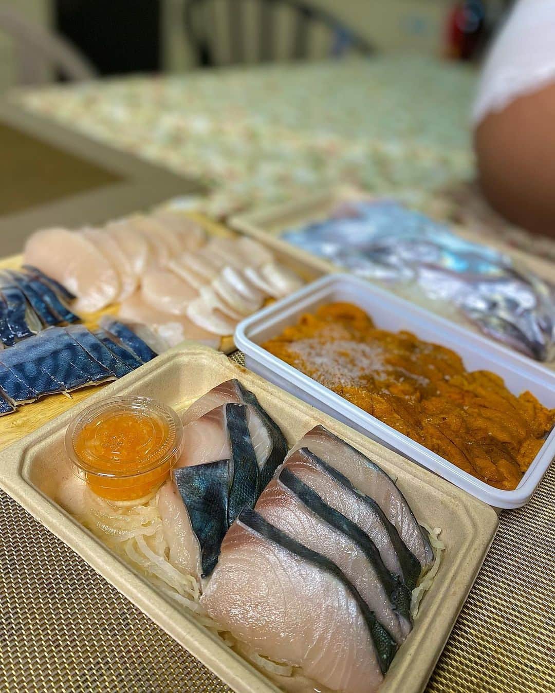 Rossyさんのインスタグラム写真 - (RossyInstagram)「#오늘회제공  따단..!!!!!! 일 끝나고 후다닥 집에 도착하니 똬라락 #오늘회 🤗🤗 한끼 먹으려고 주문했지만 이것 저것 담다보니 .... 🤭🤭🤭🤭 #시메사바 #성게알 #은갈치회 #삼치회 #안키모 #키조개관자  평소에 시메사바를 너무 좋아하다보니 오늘회 시킬 때 마다 필수로 시키는데 가격도 넘 저렴하다,, 🤍 은갈치회는 제주도에 놀러갈 때 너무 맛있게 먹었었는데 신선도가 중요해서 찾아보기 힘든 회 중 하나인데 싱싱한 상태로 배송 왔더라구요! 그리고 삼치도 회로 먹을 수 있는지 처음 알았는데 입에서 샤르르 녹는 식감 ?????? 두툼한데 옴총 부드럽더라구요 흐흐,, 🤍 마지막으로 성게알, 안키모, 키조개관자는 말해 뭐해애..!!!!!!!!!!!!  오후 3시 전에 주문하면 저녁 7시 전에 도착합니댜..!!!! 최고!!!!!  그리고 제일 좋은 건 소량 주문이 가능하다는 점!!! 저 같은 자취생들에겐 넘 좋지만 내 양은.... 🥲🥲🥲🥲 저는 이만 야식 즐기러 갑니댜!!!! 총총 🤍🤍🤍🤍」5月20日 22時48分 - r0s8y_