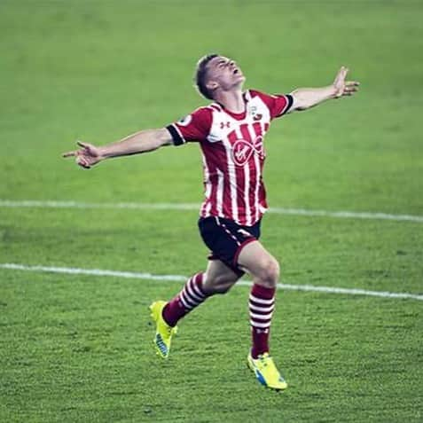 ジェイク・ヘスケスのインスタグラム：「After 17 years and a childhood dream achieved, time to leave @southamptonfc grateful for the memories, the opportunities and meeting some unbelievable people and mates for life. Looking forward to the future. Been a pleasure🤝❤️」