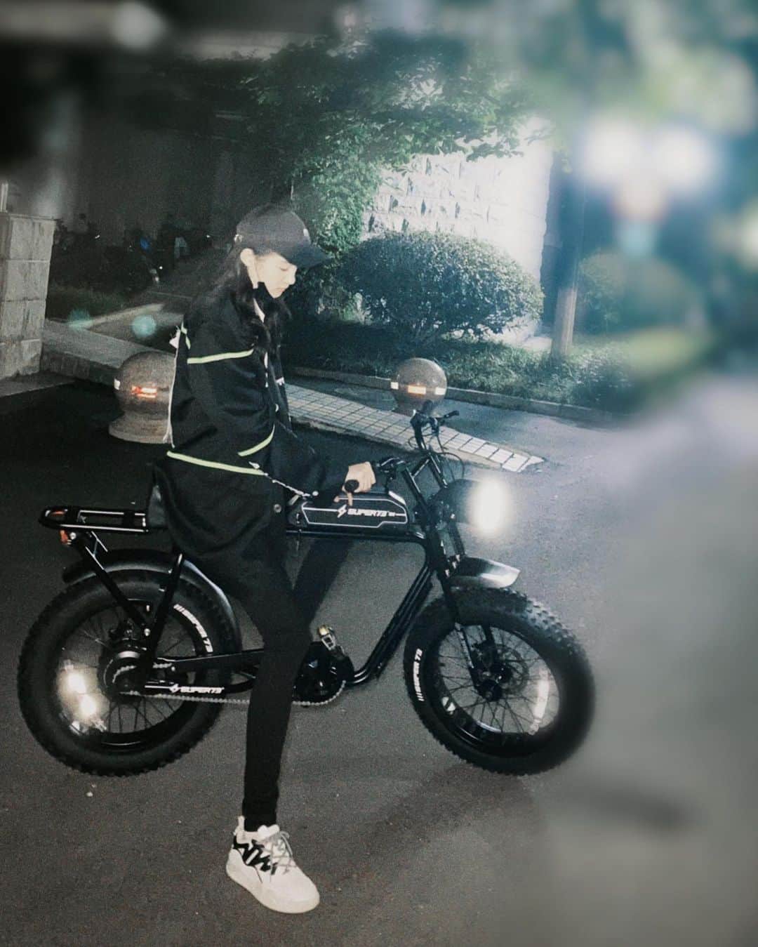 クアン・シャオトン（Guan Xiaotong）のインスタグラム：「🚲🌃」