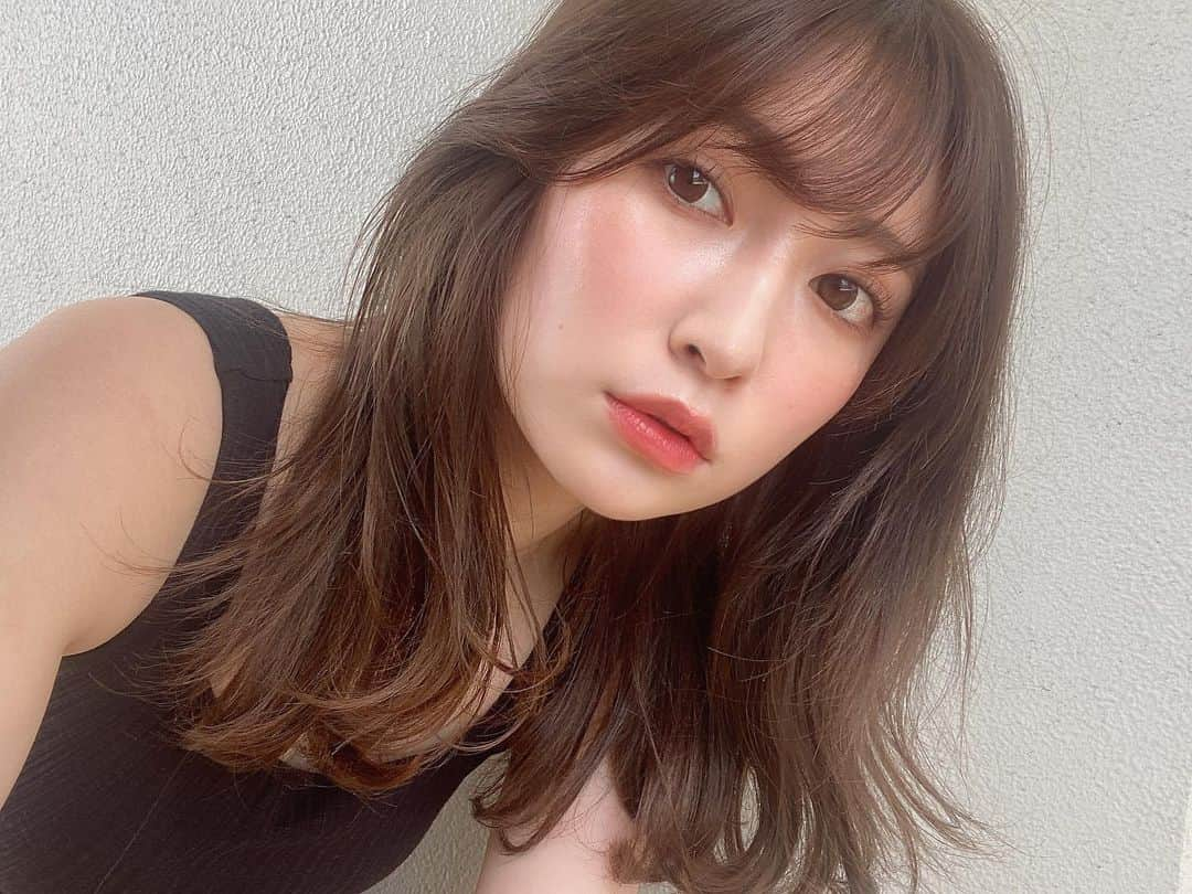 吉田朱里さんのインスタグラム写真 - (吉田朱里Instagram)「最近わりとナチュラルメイク多めかも🧡🧡 . このメイク動画あげたので YouTube見てね🤍 お気に入りコスメとともに 仕上げてみました！ . 訳ありですが…笑 #ナチュラルメイク #アカリンの女子力動画 #メイク動画 #お気に入りコスメ　#美容 #コスメ #メイク」5月20日 22時59分 - _yoshida_akari