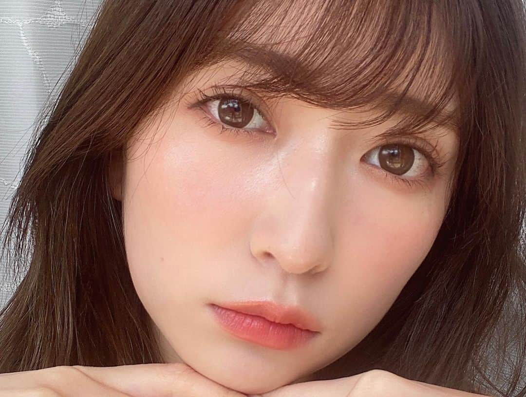 吉田朱里さんのインスタグラム写真 - (吉田朱里Instagram)「最近わりとナチュラルメイク多めかも🧡🧡 . このメイク動画あげたので YouTube見てね🤍 お気に入りコスメとともに 仕上げてみました！ . 訳ありですが…笑 #ナチュラルメイク #アカリンの女子力動画 #メイク動画 #お気に入りコスメ　#美容 #コスメ #メイク」5月20日 22時59分 - _yoshida_akari