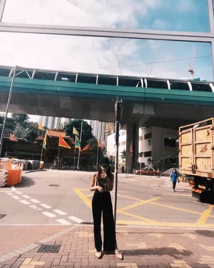 Moanna S.のインスタグラム：「my favorite mirror in Hong Kong. Love exploring wong chuk hang.🥲🤍」