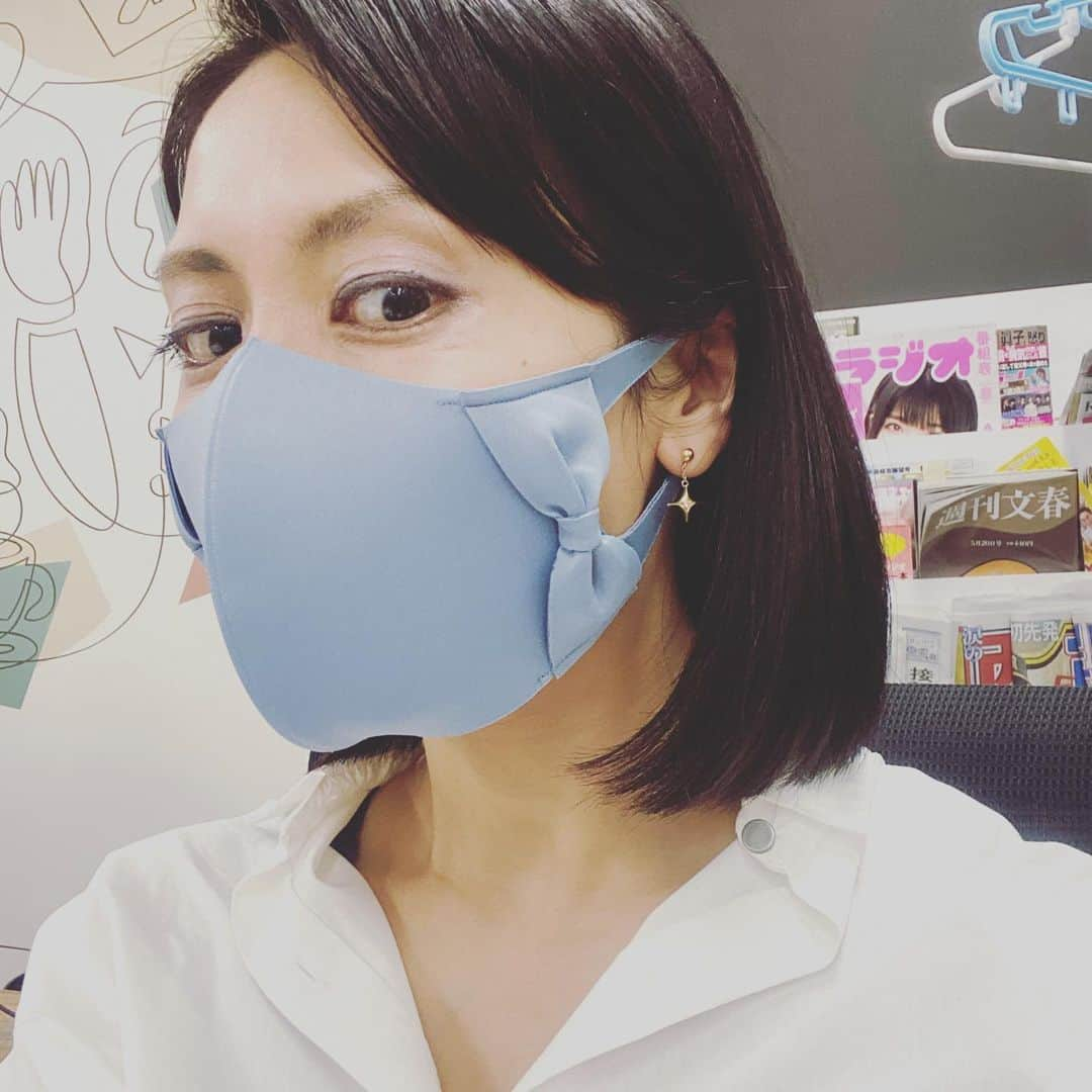 松川浩子さんのインスタグラム写真 - (松川浩子Instagram)「ついつい 可愛いくて買ったマスクだけど  リボンの部分がフワッとしている分 正面から見たら 顔が丸く見える😅  ダイエットはしばらく休止してたけど、 なんか気になって ダイエットせなあかん気になってきました  5月はダイエットを気にし始める月。 夏に向けてなんとかせんとーと 思うのは私だけ？  ということで 来週26日水曜日深夜2時からの あどりぶラヂオは 松川が担当です！  是非皆様の5月といえば？ ということ メッセージお寄せください！  そして是非お聴き下さいな❣️  #あどりぶラヂオ #今月は５月といえばがメッセージテーマ#私のテーマはあなたの知らない○○の世界#５月と言えば母の日もありました」5月20日 23時18分 - hiroko_matsukawambs