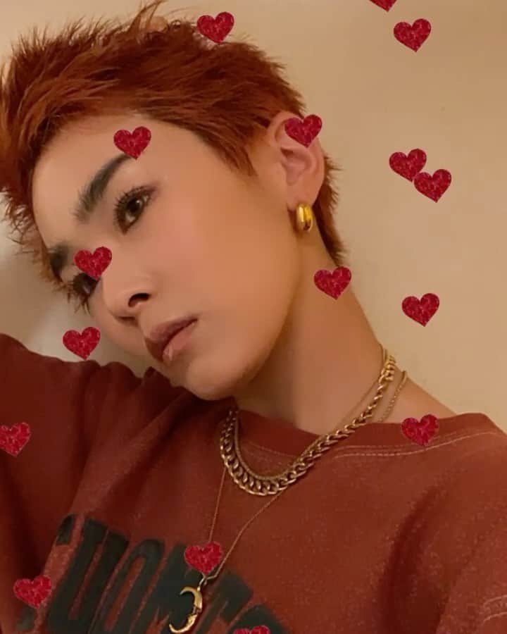 畠山千明のインスタグラム：「新しいコスメはテンション上がりますね🔥🔥 今までマットなリップ一択だったけど、最近はラメの艶リップにハマってます。 @addictionbeauty_official の新色のリップはオレンジベージュのラメ🍊💎」