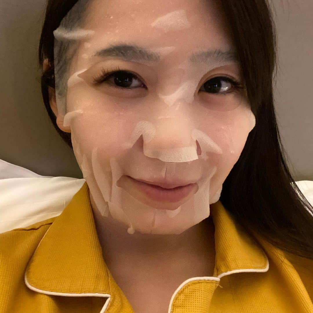 玉木碧さんのインスタグラム写真 - (玉木碧Instagram)「【結婚式に向けてのスキンケア】  @cosmeacademia の　#serummask を式前の１週間は毎日使わせて貰いました！これ即効性があった気がする😂  実は体育会TVのロケは式の１週間前で、その時にはおでこに大きなニキビが出来てしまっていて…笑  最悪なタイミングだ😭😭😭 と思っていたのですがなんとかこのパックで式当日はニキビが一切できませんでした😂✨✨  夜にパックして、朝余った美容液で顔と首、デコルテにじっくり浸透させました😌  式前って準備で寝る時間とかも減ったりホルモンバランス乱れがちなので、いいパックやサロンみつけておいた方がいいですね！！  #ハダラウンジ #hadalounge #スキンクリニック #美肌　#美容　#肌年齢　#ハイフ #エステ　#ブライダル　 #セントフォース　#フリーアナウンサー　#玉木碧」5月20日 23時42分 - tamaki_aoi.official