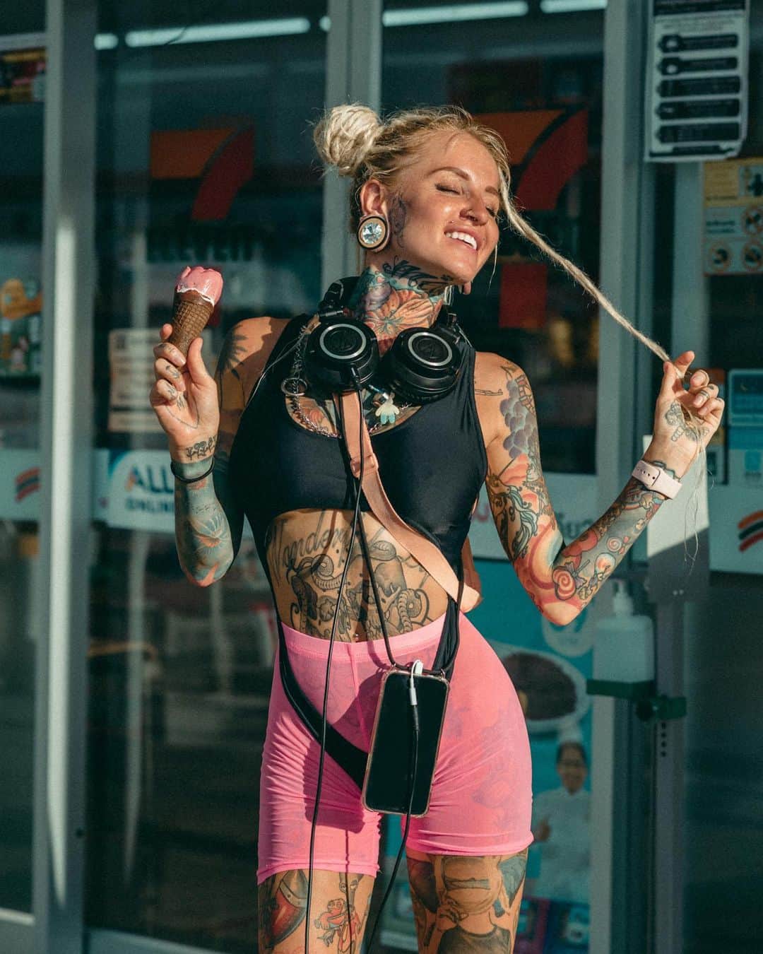 Bantik Boyのインスタグラム：「Is your country open for my visit? 😻 Крис, на дереве повис 🐶🍦🛼💖 Ph: @detkovdmitri 📸 #bantikboy #phukey」