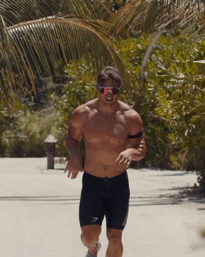 スティーブ・クックのインスタグラム：「For some reason I thought it would be a good idea to do a sprint Triathlon while on holidays in the Maldives!!   New YouTube video is up!!! Swipe up on my story!  Wasn’t under ideal circumstances (bike was a beach cruiser) but I got it done. ... guess my time? 750m Swim  20k bike  5k run   My @whoop score was an 18.2  Check out @Whoop by clicking the link in my bio - code -stevecook for a discount  .」