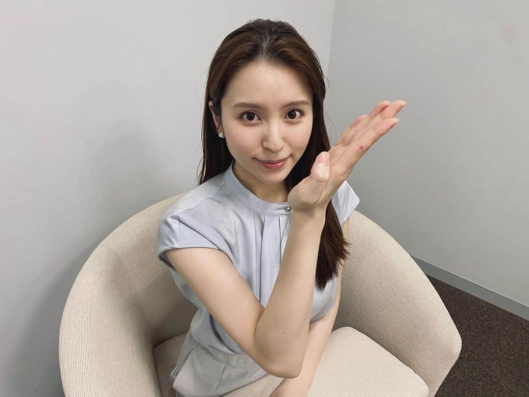 角谷暁子のインスタグラム：「WBSのオンエアが終わると、手が赤ペンのあとだらけになります🖐🏻💮アナウンサーあるあるだと思います。おやすみなさい。」