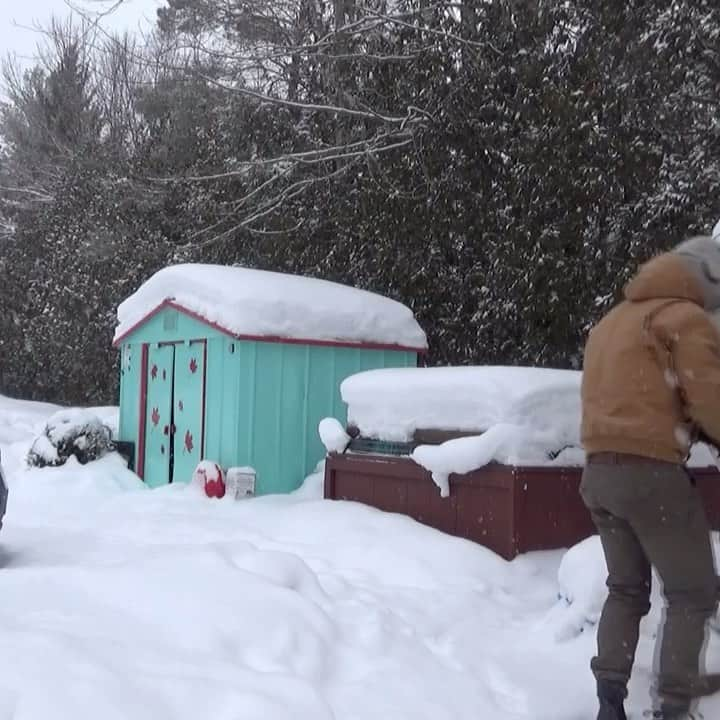 ブレントン・スウェイツのインスタグラム：「Titans fans.  If you’ve ever wondered how I train during the winter months in Canada. Here it is. Subzero style. A casual -23c  Woot woot.  🥶💪🏽🥊」