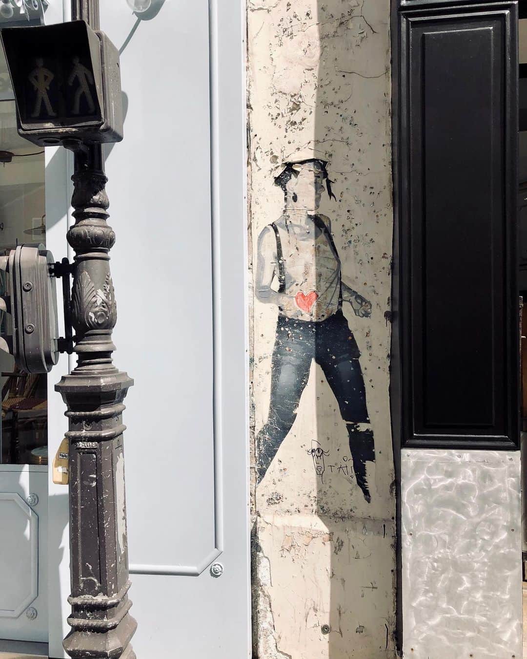 リリー・コリンズさんのインスタグラム写真 - (リリー・コリンズInstagram)「I love wandering around a city and seeing the art that's hidden in the cracks. Especially since filming in Paris, one of the my favorite things to do is walk around and explore the street art that maybe otherwise gets overlooked...」5月21日 3時17分 - lilyjcollins