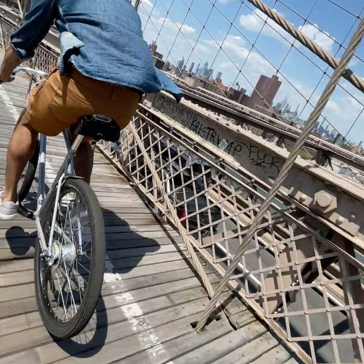 グロウン＆ソーンのインスタグラム：「Beautiful day in the city yesterday. @givecjaminute jamming over the Brooklyn bridge in the ranger shorts. ⁣ .⁣ .⁣ .⁣ .⁣ .⁣ #dapper #fashion #fashionblogger #gentleman #instafashion #instagood #lifestyle #men #menfashion #mensclothing #mensfashion #mensfashionpost #mensfashionreview #mensstyle #menstyle #menswear #mensweardaily #menwithclass #menwithstreetstyle #menwithstyle #ootd #ootdmen #outfit #outfitoftheday #photography #photooftheday #streetstyle #streetwear #style #stylish」