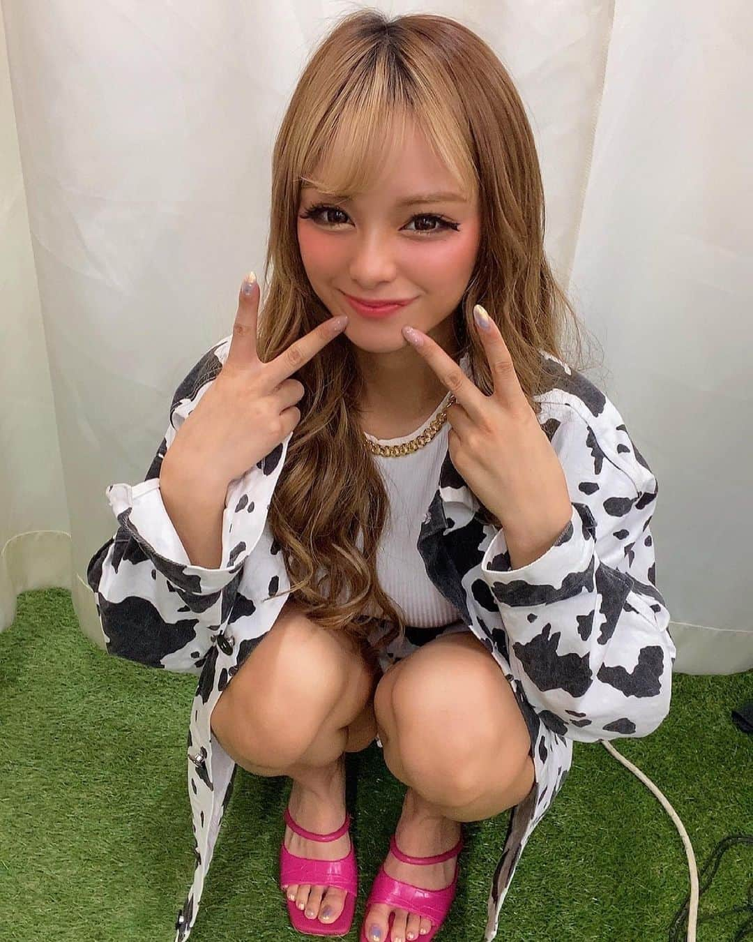 小田愛実（まぁみ）さんのインスタグラム写真 - (小田愛実（まぁみ）Instagram)「モウモウ🐮🤍🖤🐮  2枚投稿できなくて焦った💦 そろそろ振袖の前撮りいかなきゃ💭どんな髪色でどんなネイルにしようかな😳😳考えるの楽しい」5月21日 15時21分 - maaaami79