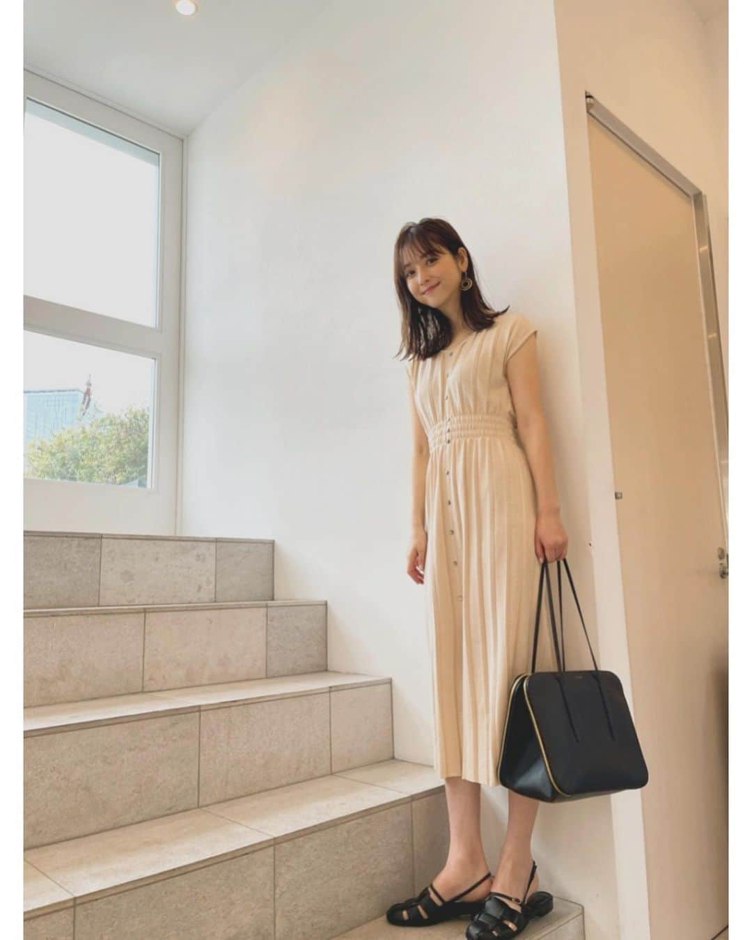 のインスタグラム：「本日の私服。 涼しいニットのワンピース。裏地なくても透けにくいので一枚で楽です。プリーツで体型もカバーします。  one-piece#iNtimite sandal#daniellaandgemma bag#TheRow pierce#JILSANDER」