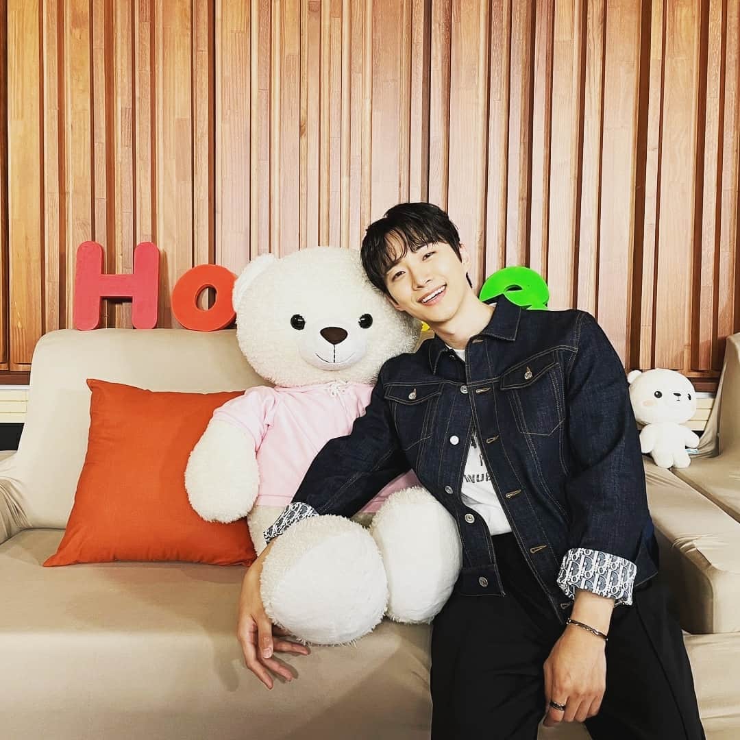 ジュノ のインスタグラム：「오늘 밤 11시 mbc 나혼자산다😉 정글집으로 가자👋」