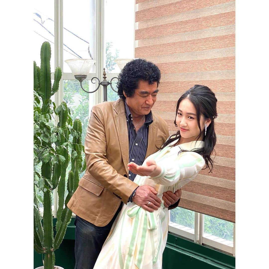 藤岡弘、さんのインスタグラム写真 - (藤岡弘、Instagram)「⭐︎⭐︎ ミュージカル 「ロミオ&ジュリエット」 いよいよ本日開幕❗️  お稽古はお家でも😆  サンケイスポーツ朝刊に大きく取り上げていただきました！  #天翔愛 #AiTensho  #小池修一郎　先生 #romeoandjuliet #ロミオアンドジュリエット #ジュリエット #TBS #赤坂actシアター #梅田芸術劇場 #メインホール #愛知芸術劇場大ホール #東京 #大阪 #名古屋 #初舞台 #musical #ヒロイン　#heroine#williamshakespeare #photo」5月21日 14時06分 - hiroshi_fujioka_official