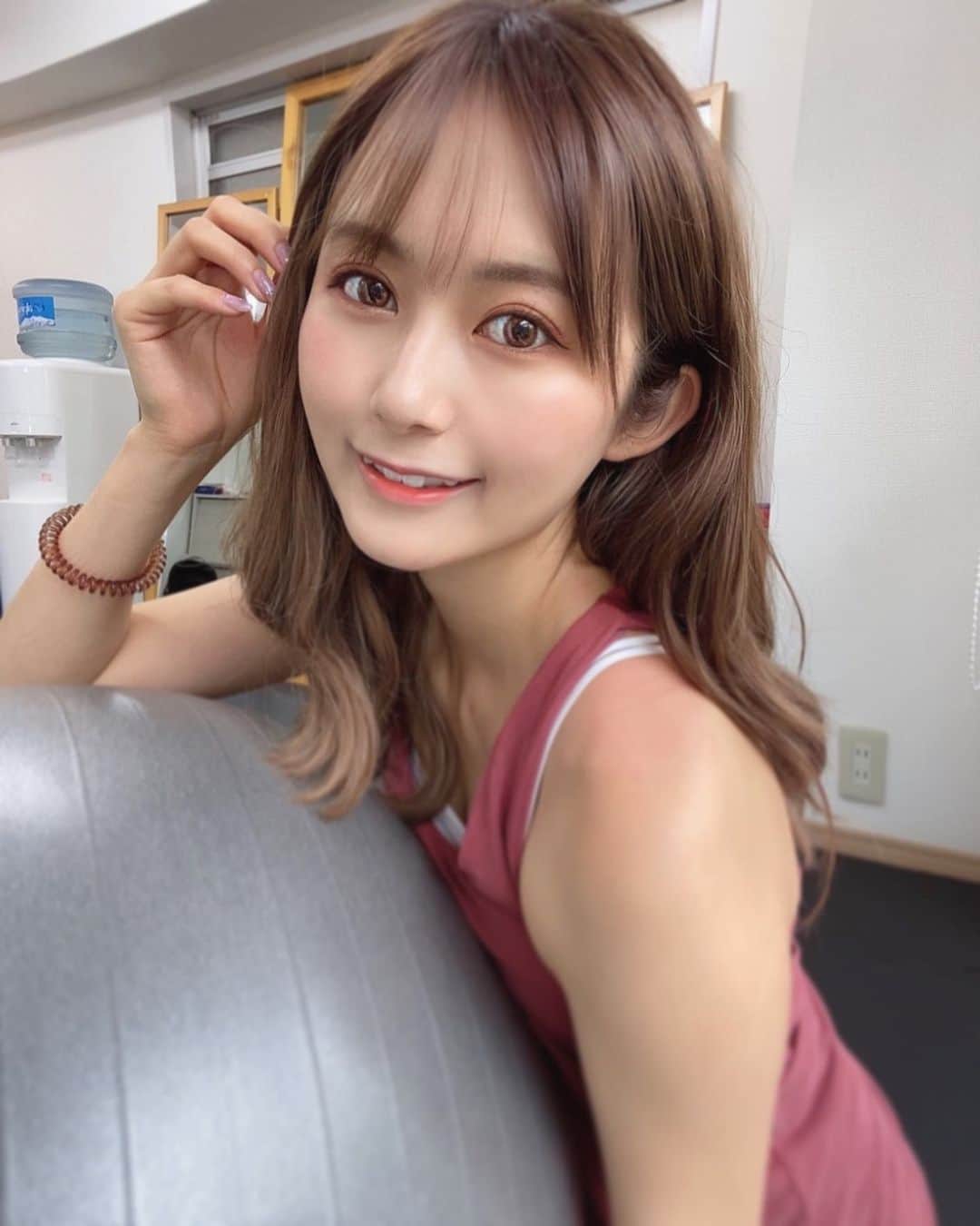 後藤佑紀のインスタグラム：「. 久々のジム！！期間が空いちゃったら スクワット全然できなくなってた🥲足ぷるぷる🥲 . ジムは偉大でした🏋️‍♀️💭 . 今日は背中、足、お腹をまんべんなく💪 トレーナーは @t.reiya08 さん！ ありがとうございました✨ . ウェアは @onearts_jpn の👕 . #筋トレ #ジム #tbalance #ティーバランス #トレーニング #マンツーマントレーニング #ヒップアップ #トレーニングジム #ジムウェア #トレーニング女子 #トレ女 #プロテイン #有酸素運動 #ダンベル #ダイエット #パーソナルジム #ボディメイク #onearts #レースクイーン #イベントコンパニオン #ラウンドガール」