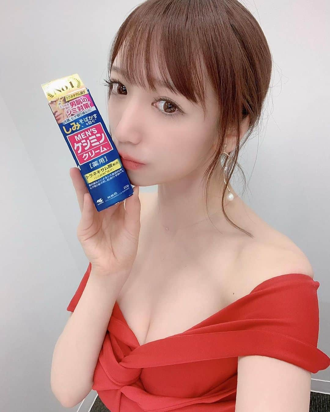 清水あいりさんのインスタグラム写真 - (清水あいりInstagram)「5月になって 紫外線が強くなってきたし しっかり対策*しないと🙈💓 男性のお肌は普段お化粧とかしないから生っぽくって素敵だけど お肌の綺麗な男性はもっと素敵です…💓 メンズケシミンかなりおすすめ！ 私も出来たら困るところに ケシミンクリームを 塗り始めました…🙈💓 皆様も一緒にどうですかね🙈 直接塗れるし何よりしっとり感がたっぷり… 洗顔や、髭剃り後などにもおすすめです。  *メラニンの生成を抑え、しみ、そばかすを防ぐ   #PR #メンズケシミン #スキンケア #メンズスキンケア #メンズコスメ #メンズケシミンクリームA #シミ対策  #シミケア  #シミ予防  #男性用コスメ  #メンズ美容  #身だしなみ #メンズスキンケア #メンズコスメ」5月21日 15時08分 - shimizuairi