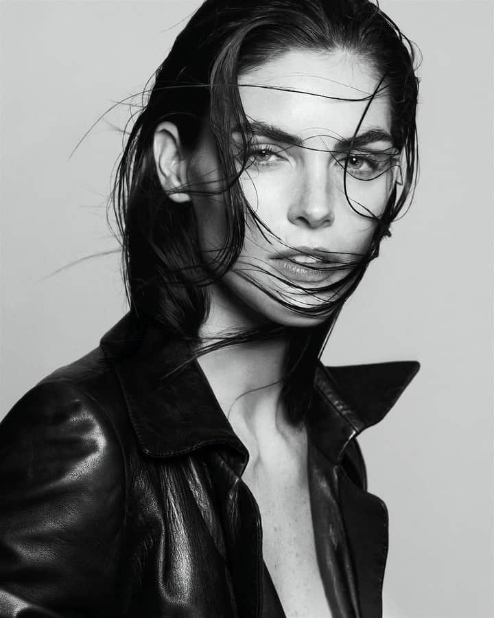 ヒラリー・ローダのインスタグラム：「Now represented by @fordmodels! Excited for this new adventure 🥳💖」