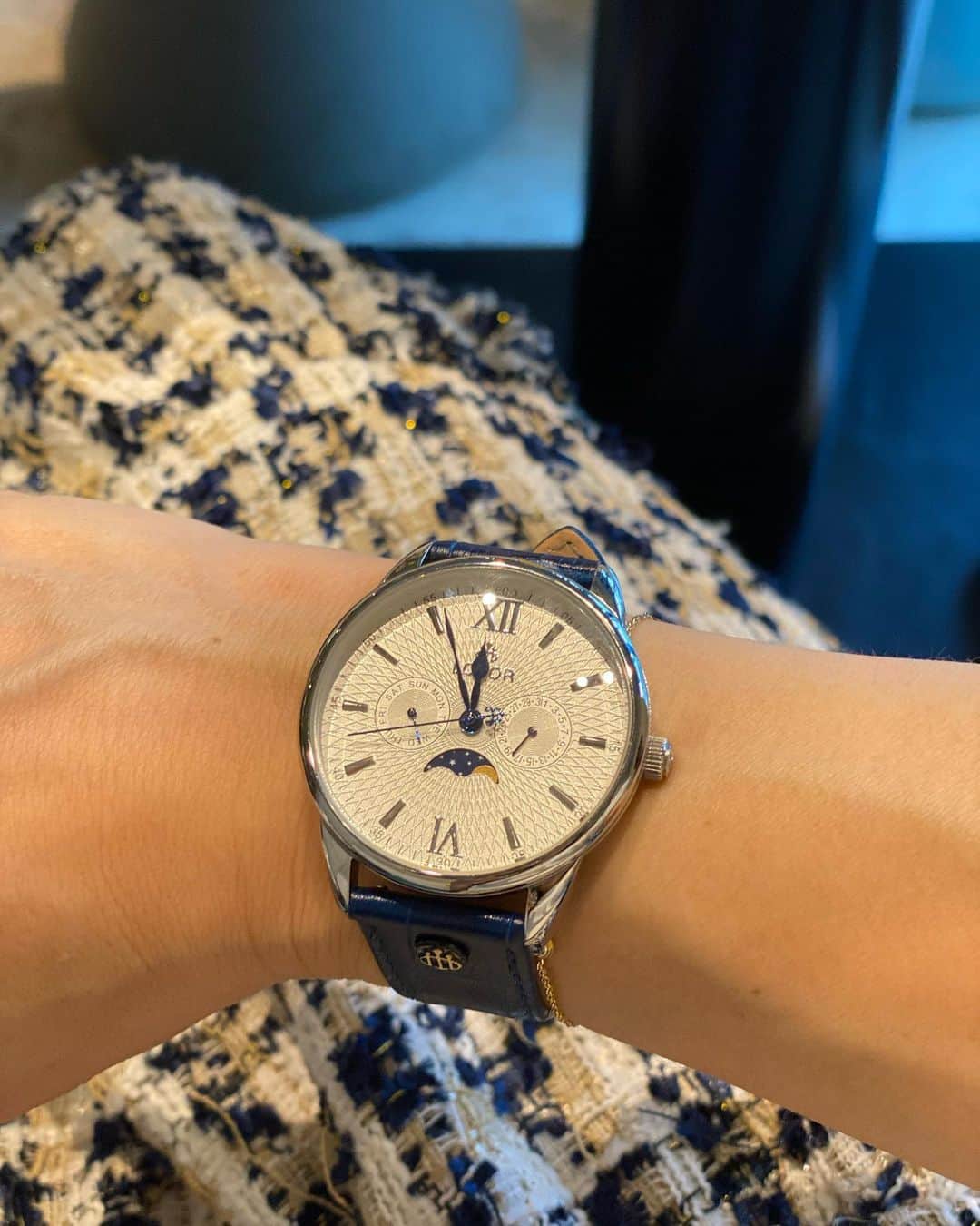 國分晴奈さんのインスタグラム写真 - (國分晴奈Instagram)「❤︎ new watch✨  久しぶりに大きなフェイスの時計が欲しくなってこちらをオーダー。ブルーのベルトと繊細なデザインのフェイスがお気に入り♡  @loborjapan の時計は男性にも使えるデザインが多いので以前父にもプレゼントしたらすごく喜んでくれました😊よく愛用してくれてるみたいなので、今度の父の日にでもまたプレゼントしてあげようかな🎁  #lobor #ロバー #腕時計 #時計 #手元倶楽部 #手元くら部 #手元コーデ #手元#ファッションウォッチ #ギフト #父の日#父の日プレゼント#父の日ギフト#プレゼント」5月21日 8時06分 - haruna.kokubun