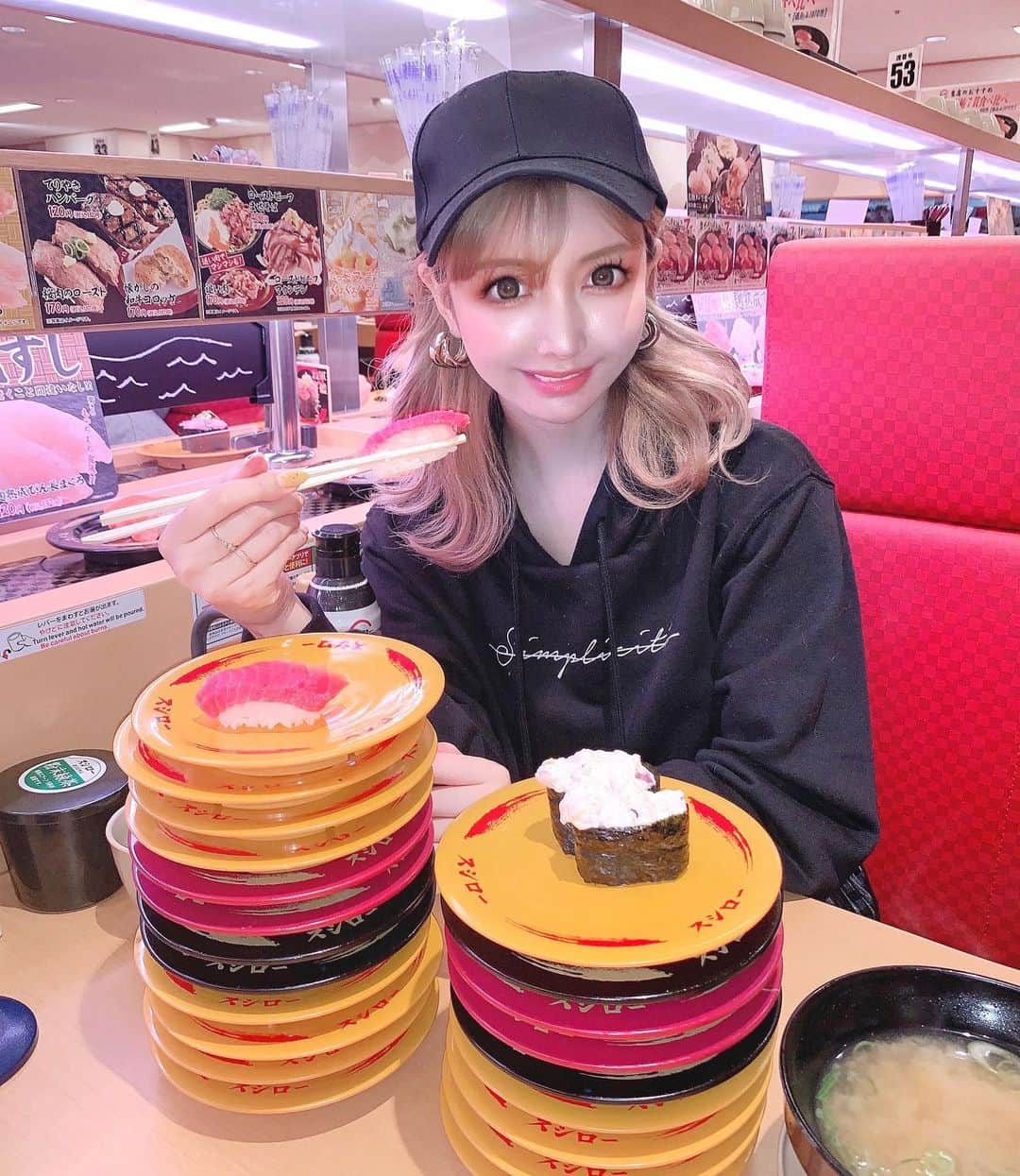 吉川ちえさんのインスタグラム写真 - (吉川ちえInstagram)「【🍣⭐️🍣⭐️🍣⭐️】 . スシロー大好き人間🙋‍♀️❤️ 回転寿司ってなんでこんなワクワク🤟 するんだろうっ🙉🧡💚w . スシローの好きなネタは ⭐️シーサラダ ⭐️ほたて貝柱 ⭐️まぐろ(中トロ) . この日はめっちゃ爆食いした🤣❤️ 特にシーサラダ食べまくったw . #スシロー #回転寿司 #くるくる寿司」5月21日 9時17分 - yoshikawachie_16