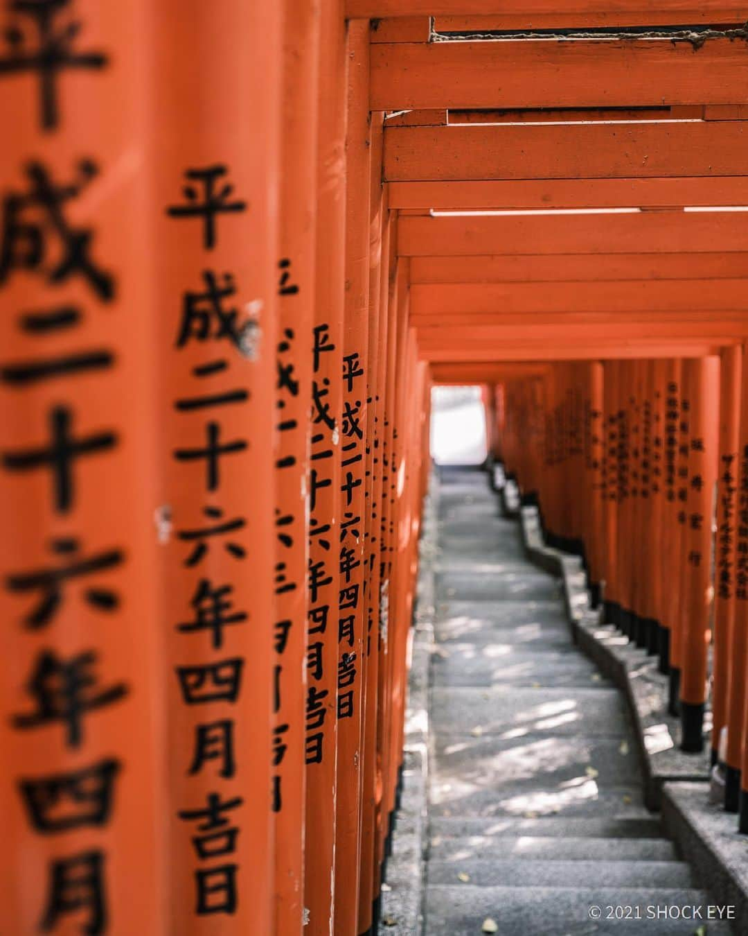 SHOCK EYEさんのインスタグラム写真 - (SHOCK EYEInstagram)「この鳥居をくぐった先に、、⛩🚩  What's ahead of this gate?  #torii #山王稲荷神社 #奉納旗 #日枝神社 #神社 #shrine #shrinegram #fujifilm #gfx100s」5月21日 9時26分 - shockeye_official