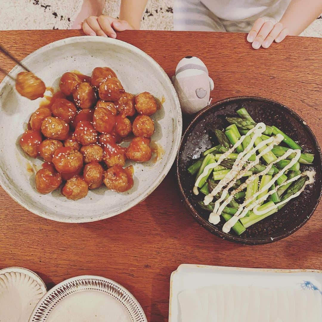 浜島直子さんのインスタグラム写真 - (浜島直子Instagram)「肉団子🧆と、 アスパラ🌱と、 イカの刺身🦑と、 ビュービュー🐧と、 暴れ肉団子🐷の図。 ・ #2枚目はつまみ食いする人👨の図 #アスパラ #富良野の親友のお母さんがいつも送ってくれる #嬉しい😭✨ #ありがとうございます🙏❤️ #肉団子　で検索したら一番最初に出てきた #みんなのきょうの料理　の #栗原はるみ　さんのレシピ #美味しい美味しいと旦那にも息子にも大評判！ #さすがはるみ先生だわ〜！ #暴れ肉団子 #全然話変わりますが #24日月曜日にNHKあさイチ出ます #見れたら見てね〜❣️」5月21日 9時35分 - hamaji_0912