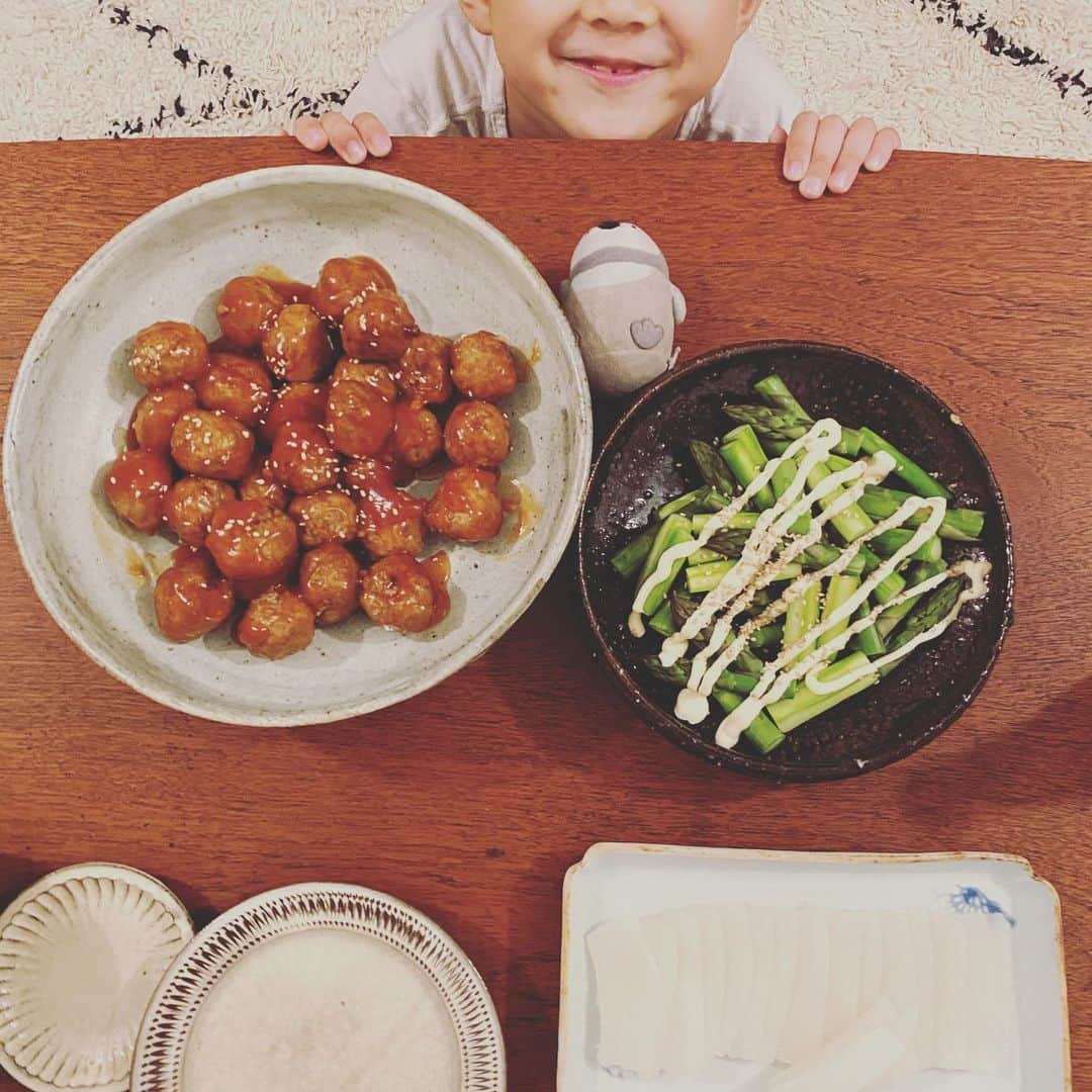 浜島直子さんのインスタグラム写真 - (浜島直子Instagram)「肉団子🧆と、 アスパラ🌱と、 イカの刺身🦑と、 ビュービュー🐧と、 暴れ肉団子🐷の図。 ・ #2枚目はつまみ食いする人👨の図 #アスパラ #富良野の親友のお母さんがいつも送ってくれる #嬉しい😭✨ #ありがとうございます🙏❤️ #肉団子　で検索したら一番最初に出てきた #みんなのきょうの料理　の #栗原はるみ　さんのレシピ #美味しい美味しいと旦那にも息子にも大評判！ #さすがはるみ先生だわ〜！ #暴れ肉団子 #全然話変わりますが #24日月曜日にNHKあさイチ出ます #見れたら見てね〜❣️」5月21日 9時35分 - hamaji_0912