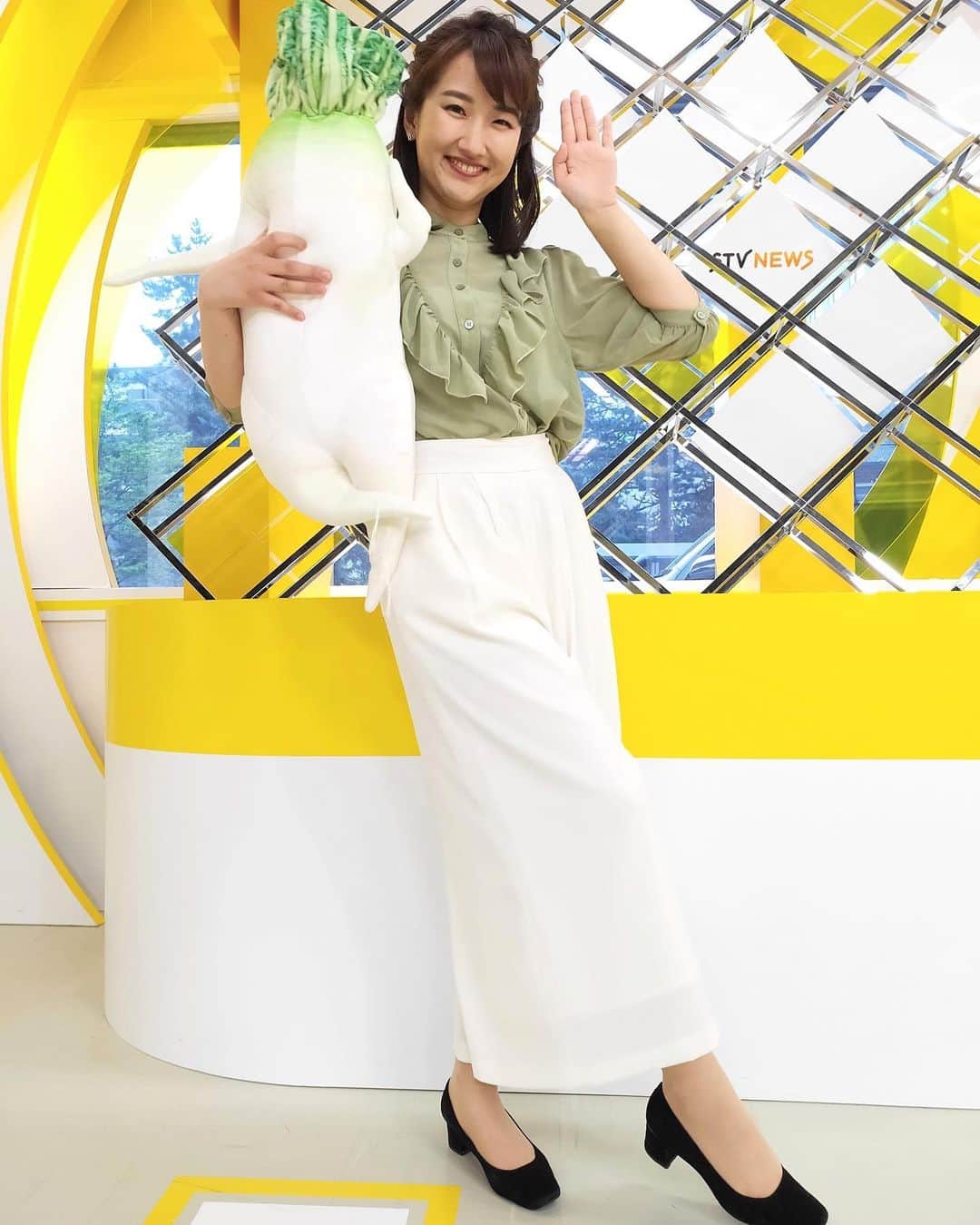 札幌テレビ「どさんこワイド朝」のインスタグラム：「西尾アナのきょうの衣装です。  さわやかな緑のシャツに白のズボン... この色合い、きょうのピックアップで紹介した何かに似ているような... . . #どさんこワイド朝 #西尾優希 #衣装  #セクシー大根抱き枕 #ミニ  #色の一致 #偶然 #同じポーズ」