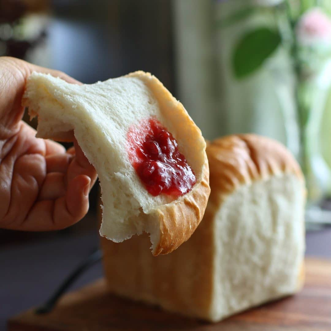 maiさんのインスタグラム写真 - (maiInstagram)「2021年5月21日  🎶湯種食パン🍞🎶  先日いただいたコメントから 湯種パンのコネの様子を MKとキッチンエイドで 並べてみました。  あえて比較と言わないのは 配合はほぼ同じでも 粉が違うから。 比較にならん😅💦  それでも雰囲気は伝わるかなと 並べてみました。  湯種は粉の2割でしてます。 Kさん、音も全然違うので チェックしてみてください。 エイドは安定してこねられますが 結構うるさいですよ。 MKに湯種生地はかわいそうかも。 やれてますけど😅💦  配合がほぼ同じ、と書きましたが 数日前にGヨットを焼いていて 湯種パンは焼き色つきやすいんだったと 思い出しゆめちからでは 砂糖自体を減らしています。  本当に湯種って一晩経つと ちゃぁんと甘いんですよ。 種の状態で食べたことない方は 今度作るときに つまんで味わってみてください💚  割いてる動画は今回両方とも 俵成形なので面白くないですが その分、きめの細かさは際立ちます (下手っぴですけど💦)。  粉の2割だとモチモチはさほどでも。 いつも国産小麦のパン食べてるから たいしたことない感じです。  それに特にゆめちからは 生地かためだったので もっと水分入れられたなぁ。  ダイエットを公言しながら 白いパンばかり焼いてますね😂  #湯種食パン  #湯種パン #お菓子教室 #ミルガトー」5月21日 15時24分 - michoumama