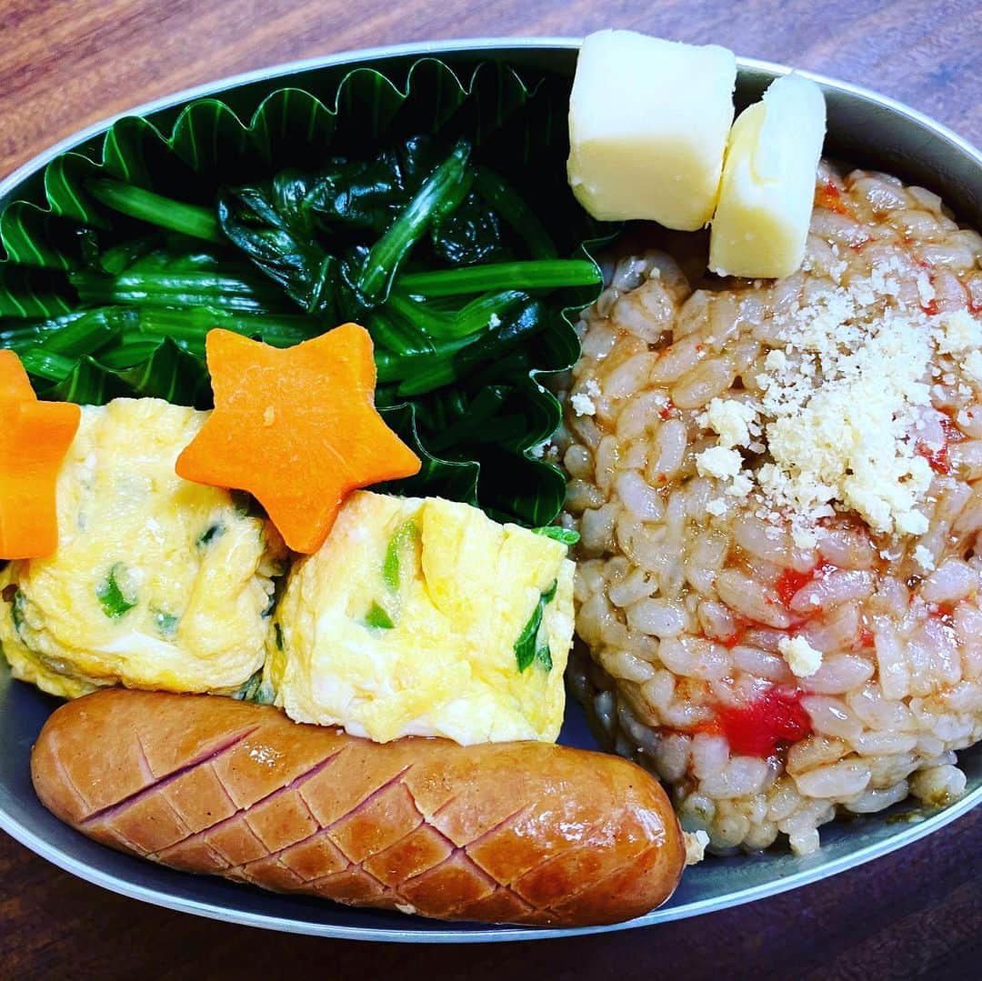 のインスタグラム：「トマトと海苔の佃煮の炊き込みご飯のオニギリ弁当。」