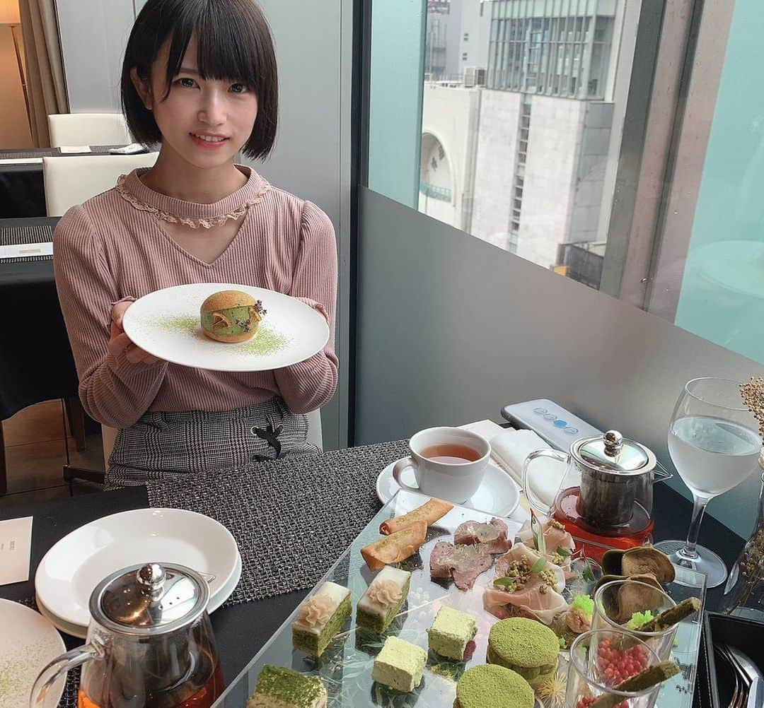 村上りいなさんのインスタグラム写真 - (村上りいなInstagram)「トリュフ専門店の銀座オーラムさんに、 由衣さんと行きました‼︎ I enjoyed afternoon tea.☺️  抹茶のアフタヌーンティー🫖を堪能しました✨　 抹茶大好きなので少しずつ色々なお菓子、お食事を楽しめて満足でした‼︎  はじめてのアフタヌーンティーで、優雅な気持ちになりました🥰  #銀座オーラム #銀座　#ginza #matchasweets #matcha #抹茶 #afternoontea #sweets #スイーツ #お菓子」5月21日 10時26分 - riina_murakami