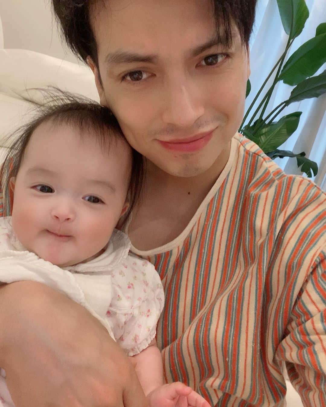 アレクサンダーのインスタグラム：「ミルクあげたり 抱っこしたり❤️」